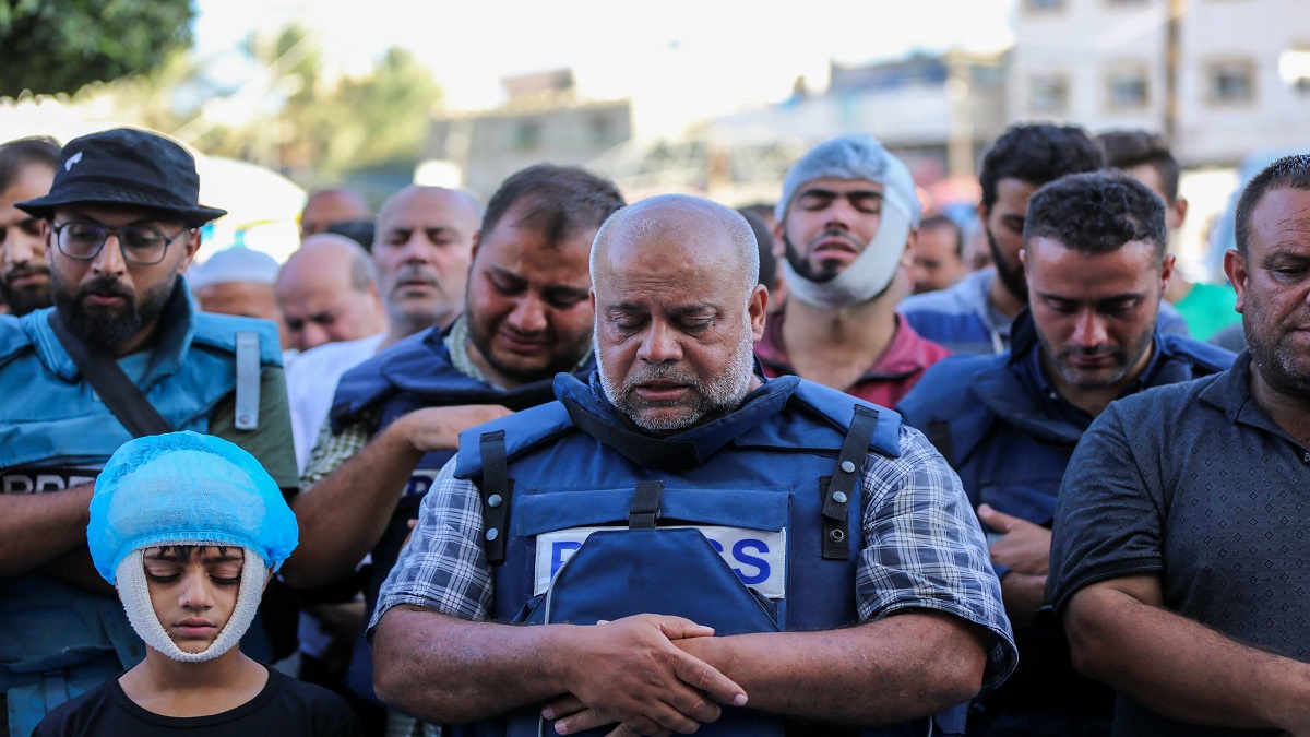 ইসরায়েলি হামলায় প্রাণহানি পরিবারের ১২ সদস্যের, দাফনের পরদিনই ফিরলেন সাংবাদিকতায়