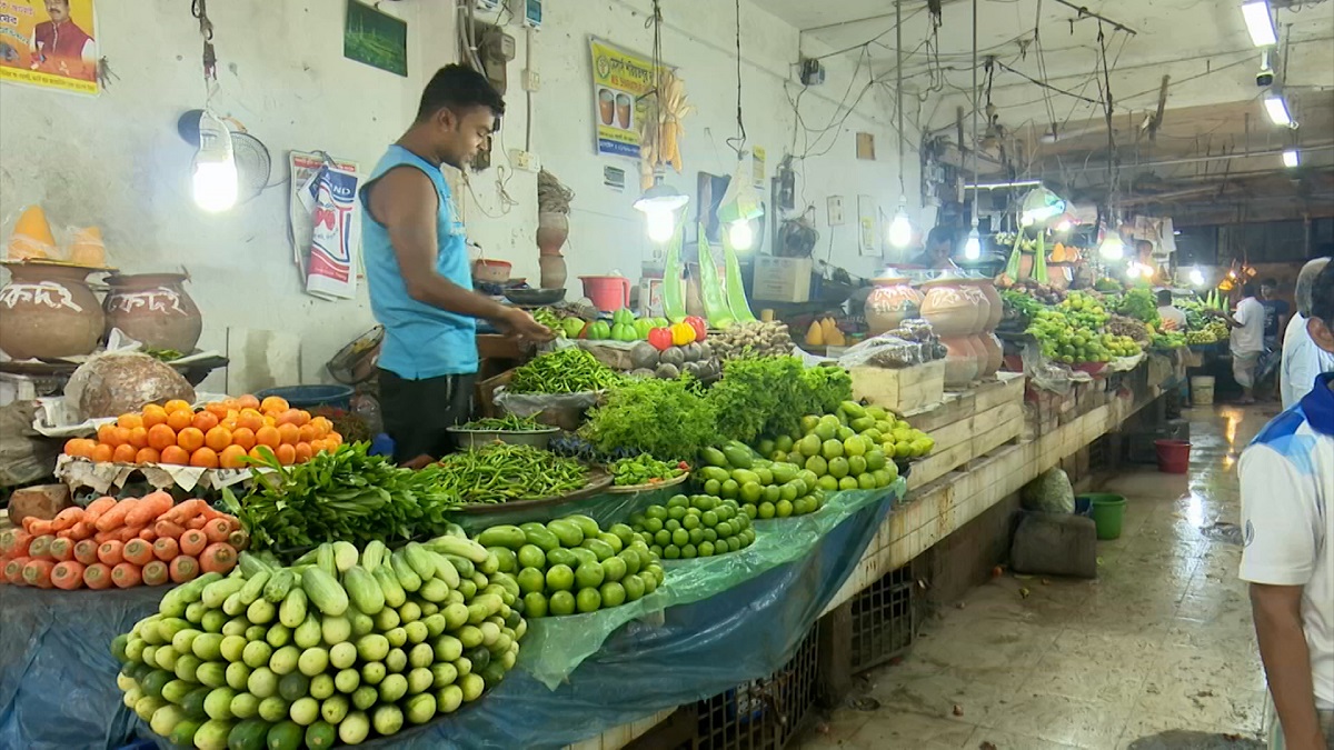 দ্রব্যমূল্যের ঊর্ধ্বগতিতে বাজার গরম