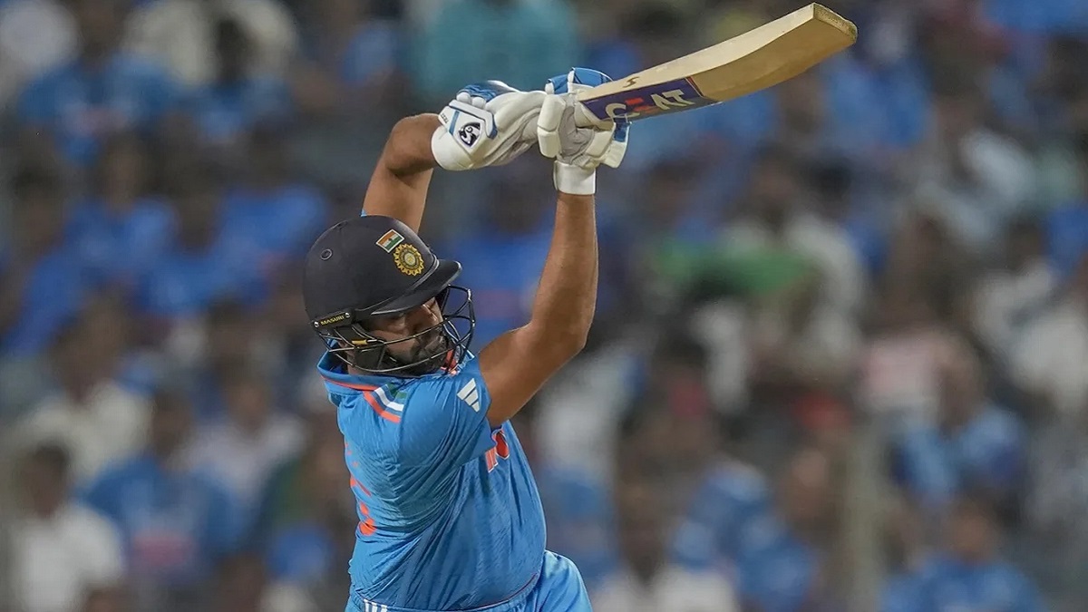 রানের ফোয়ারা ছুটছেই রোহিতের ব্যাটে; উইকেটের খোঁজে বাংলাদেশ