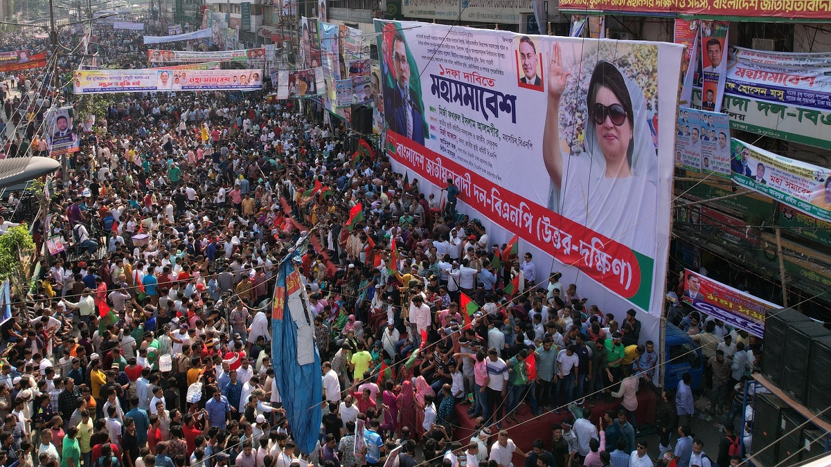 শুরুর অপেক্ষায় বিএনপির মহাসমাবেশ, নয়াপল্টনে নেতাকর্মীদের ভিড়