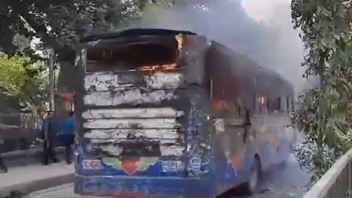 বিএনপির ডাকে চলছে সকাল-সন্ধ্যা হরতাল, রাজধানীতে বাসে আগুন