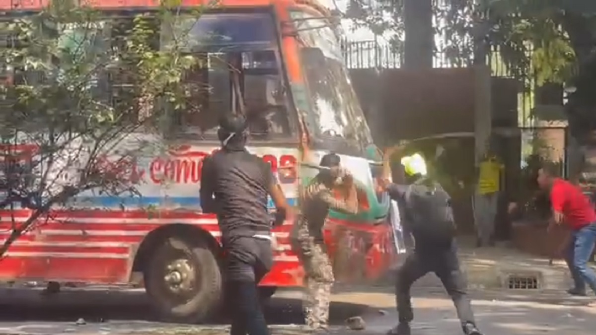 বিএনপির নেতাকর্মীদের বিরুদ্ধে বাস ভাঙচুরের অভিযোগ