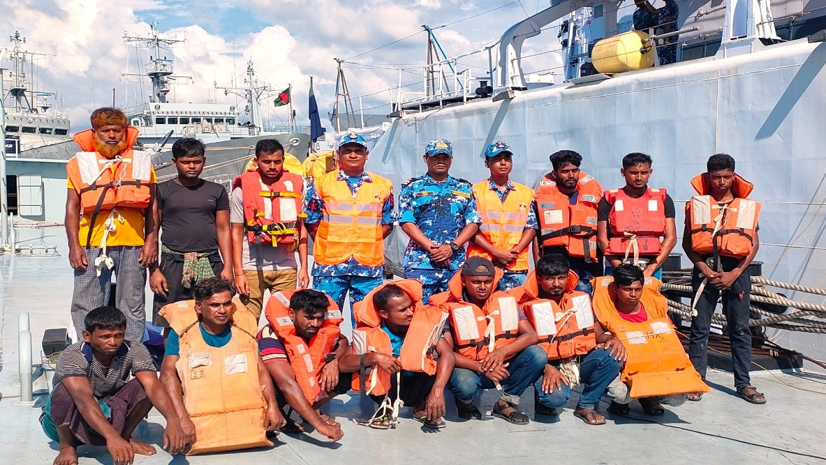 ইঞ্জিন বিকল হয়ে সমুদ্রে ভাসতে থাকা জাহাজের ১৩ ক্রু উদ্ধার