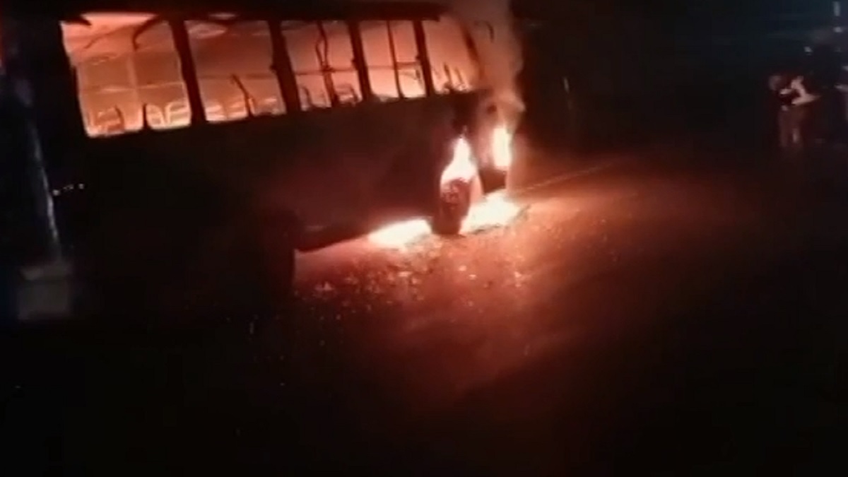 দেশের কয়েক জায়গায় বাসে আগুন দিয়েছে দুর্বৃত্তরা