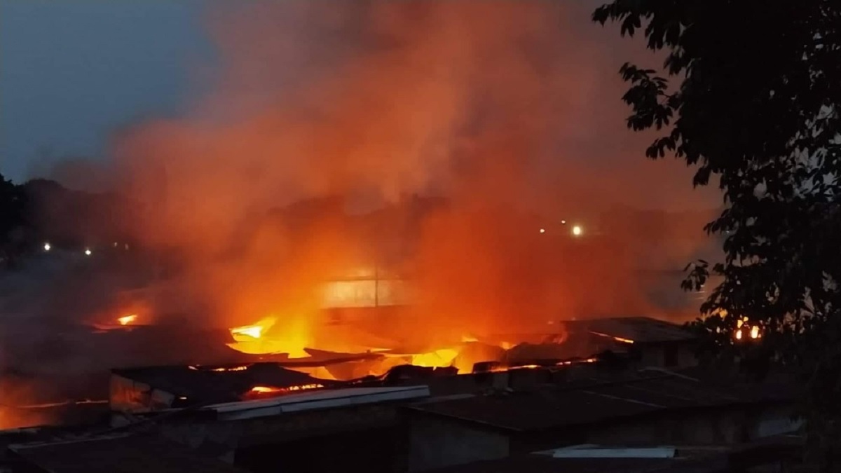 চট্টগ্রামের বায়েজিদে আমিন কলোনিতে আগুন, পুড়ে ছাই শতাধিক ঘর