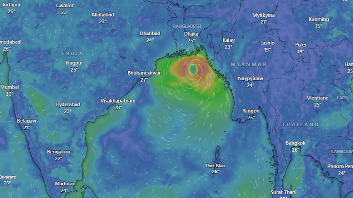 শক্তি হারিয়ে উপকূলে হামুনের আঘাত