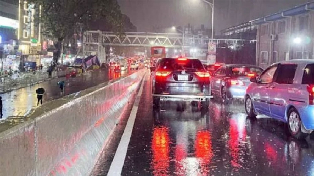 রাতভর বৃষ্টিতে তীব্র যানজট, ভোগান্তিতে নগরবাসী