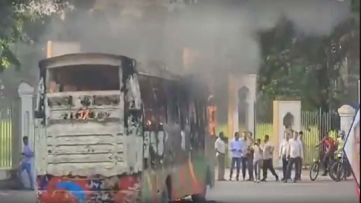 হাইকোর্টের সামনে বাসে আগুন