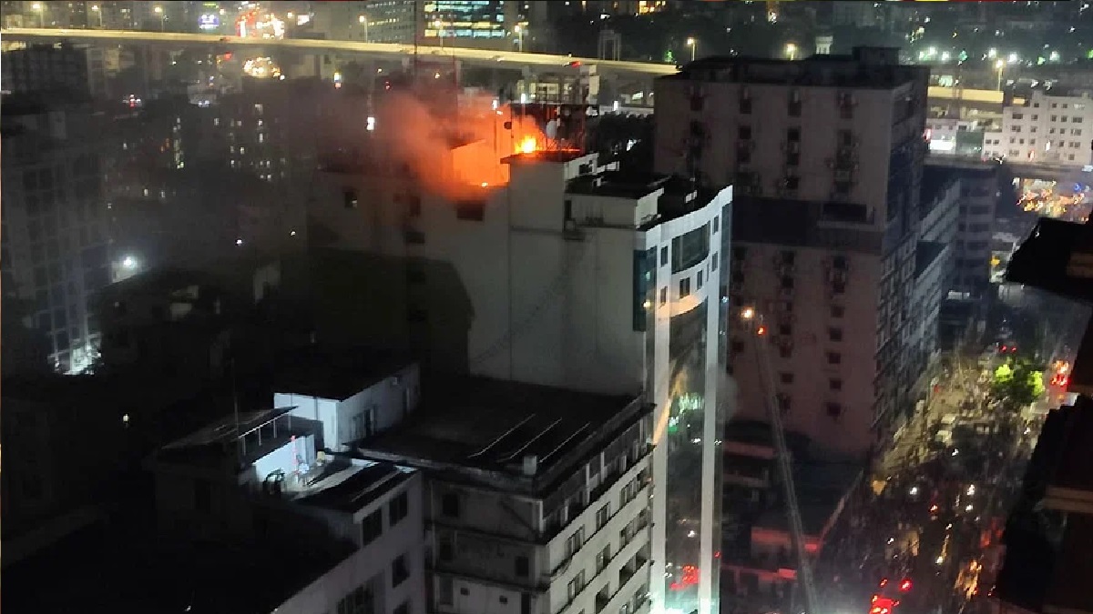 মহাখালীর খাজা টাওয়ারে আগুনে মোবাইল ও ইন্টারনেট সেবা বিঘ্ন