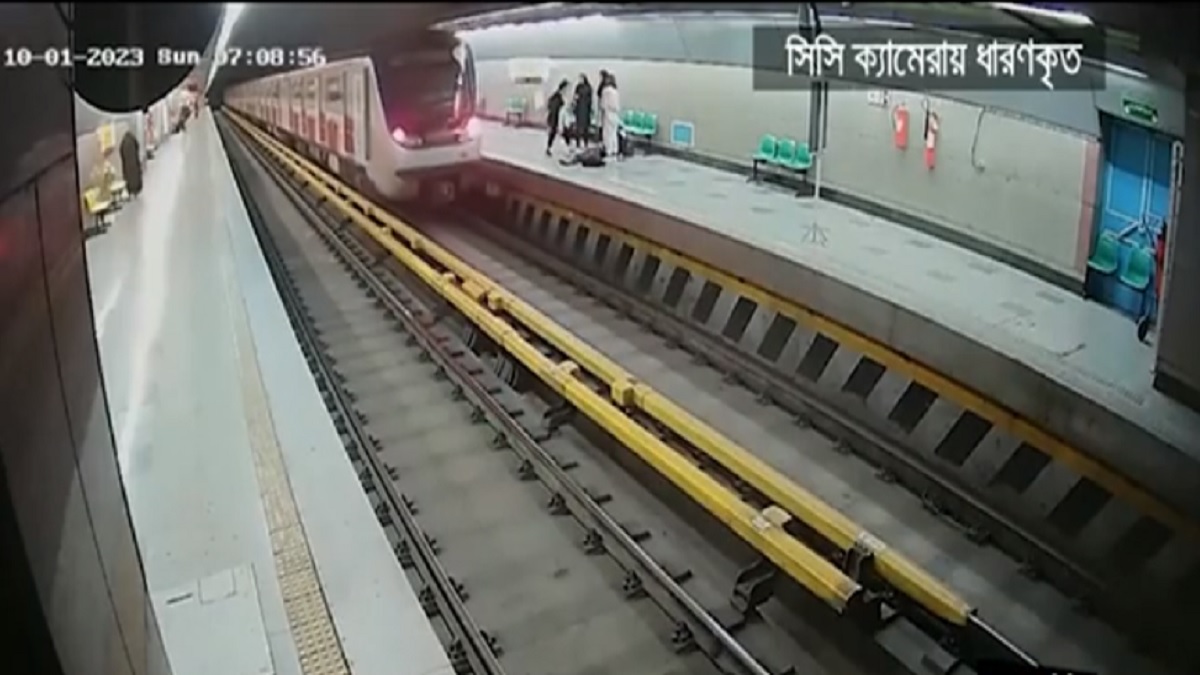 ইরানে ‘নির্যাতনে’ কোমায় কিশোরী, হিজাব ইস্যুতে হামলার শিকার বলে অভিযোগ