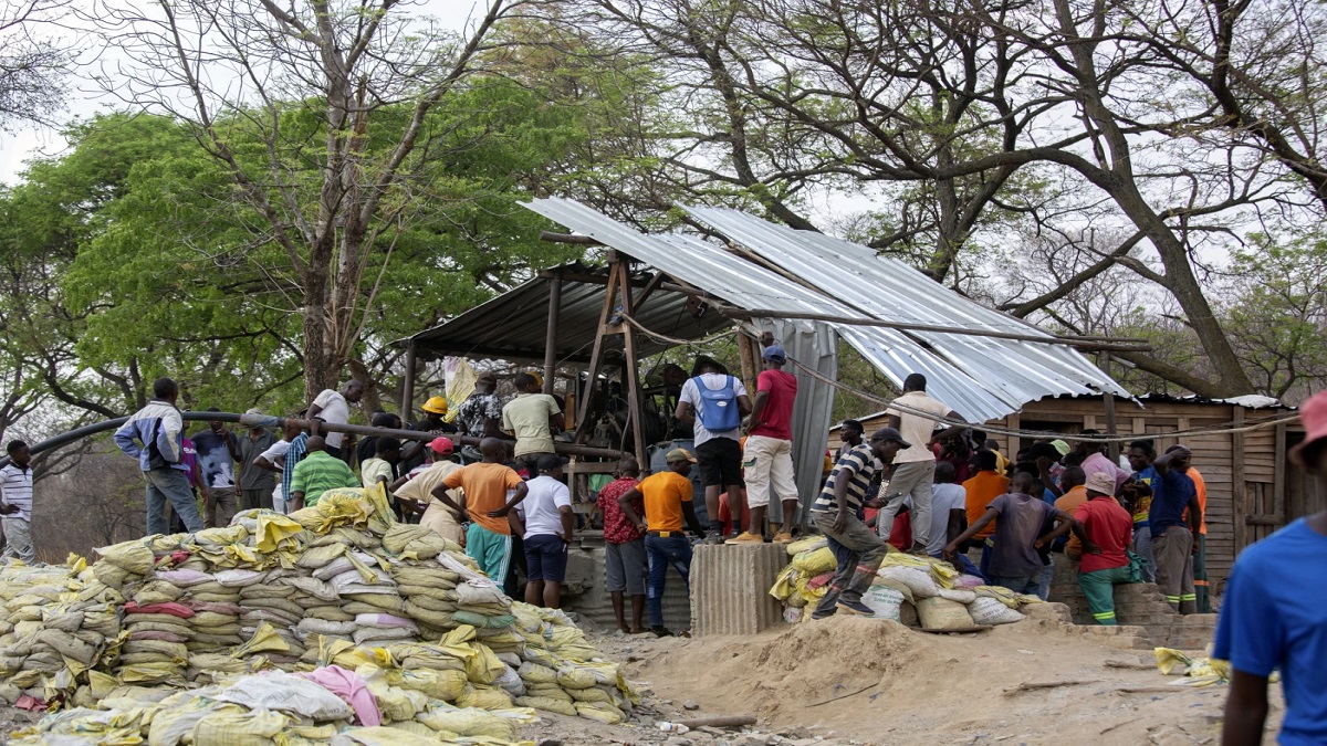 ৪ দিনেও উদ্ধার হয়নি জিম্বাবুয়ের স্বর্ণখনিতে আটকে পড়া ১০ শ্রমিক