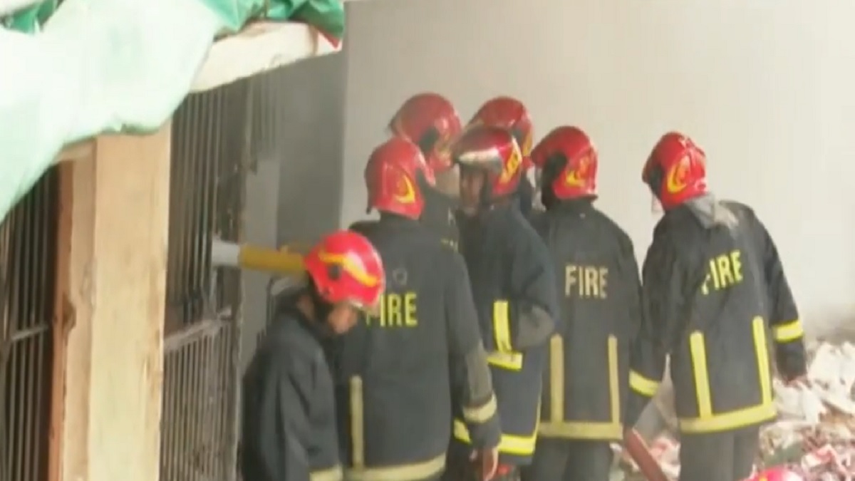 কাকরাইলের আগুন নিয়ন্ত্রণে এলেও কিছুক্ষণ পরপর ঘটছে বিস্ফোরণ