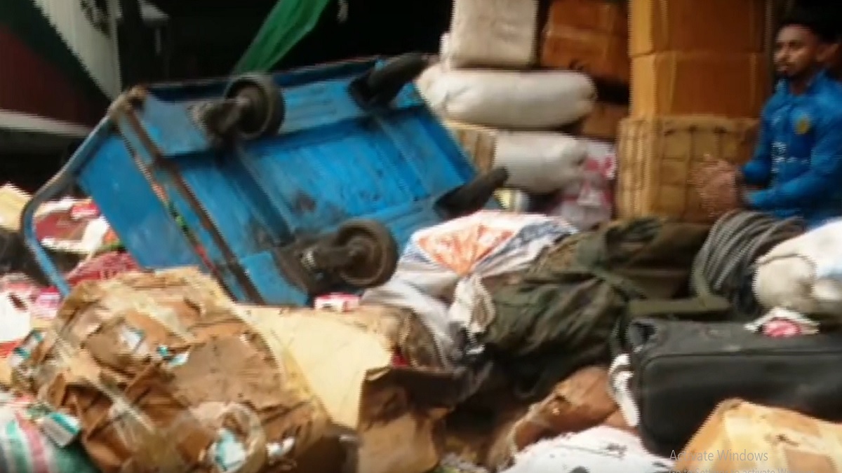 কাকরাইলে বাণিজ্যিক ভবনে আগুন, নিয়ন্ত্রণে কাজ করছে ফায়ার সার্ভিসের ১০টি ইউনিট