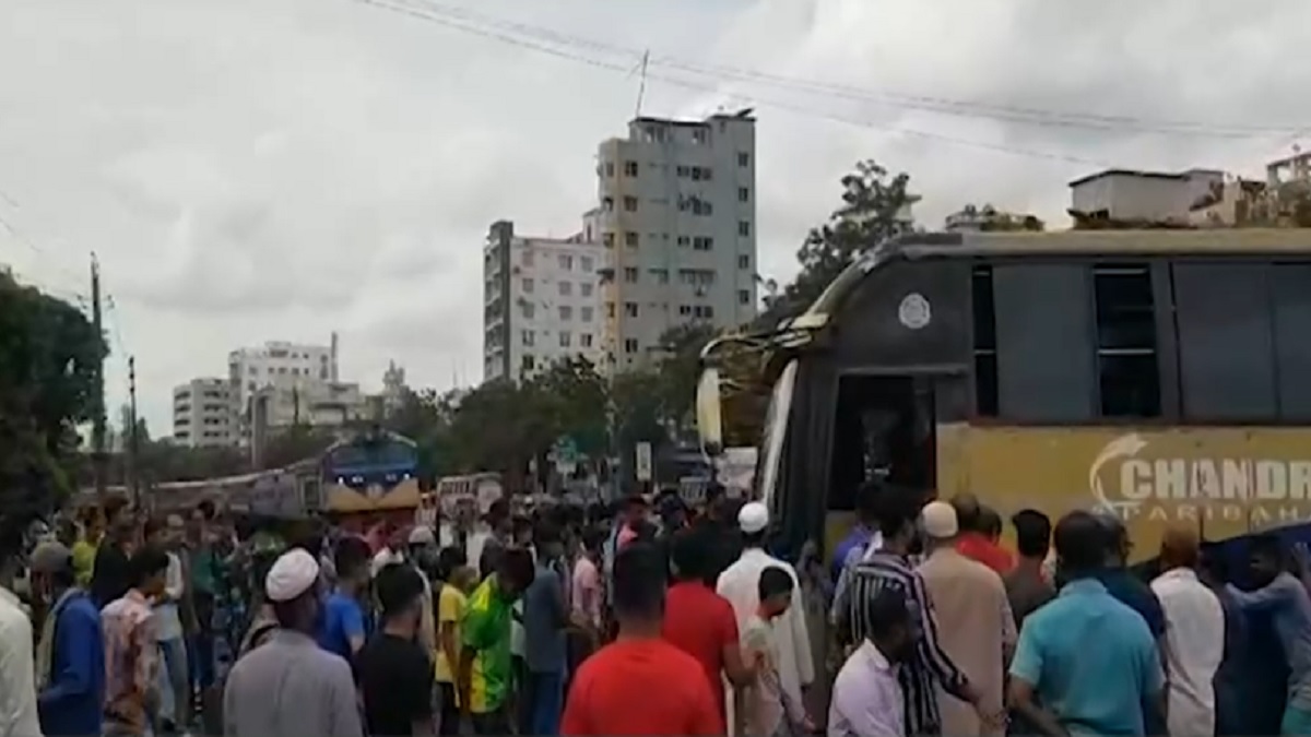 খিলগাঁওয়ে রেললাইনের ওপর আটকে গেল বাস!