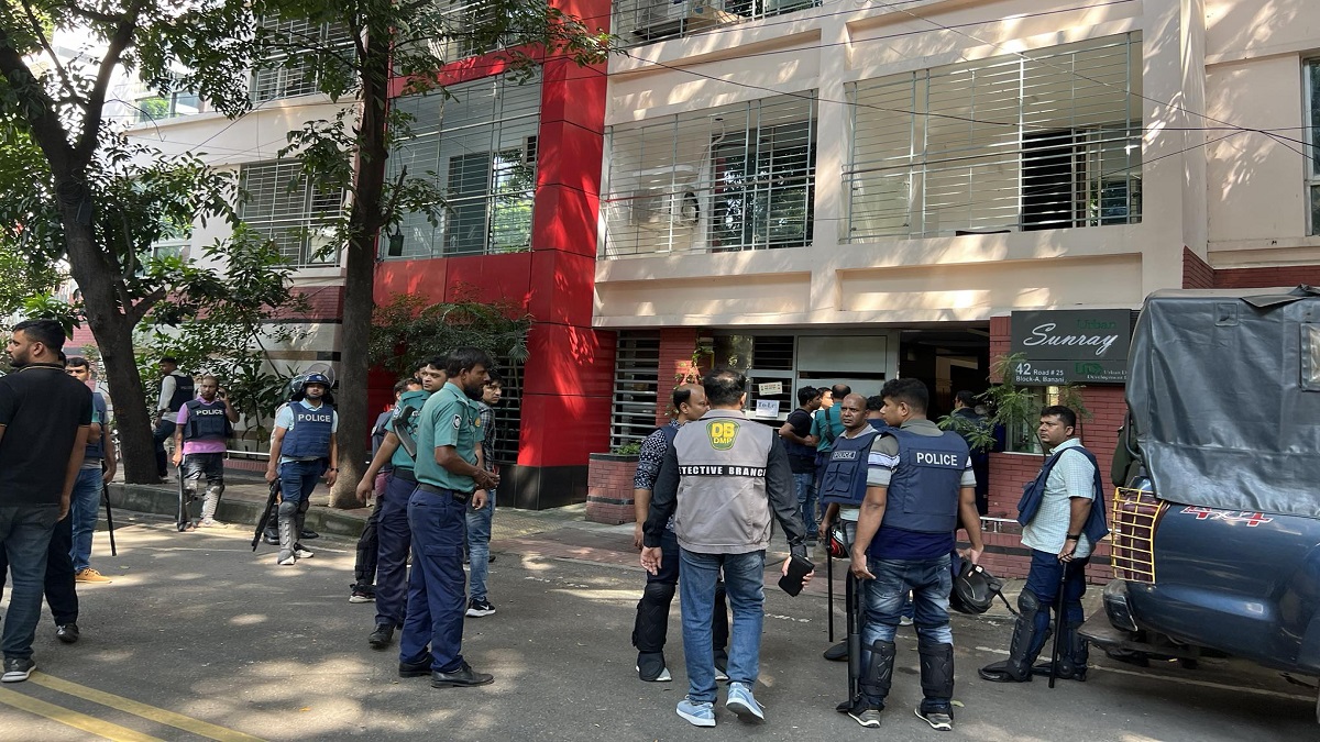 আমীর খসরুর বাসায় আইনশৃঙ্খলা বাহিনীর তল্লাশি