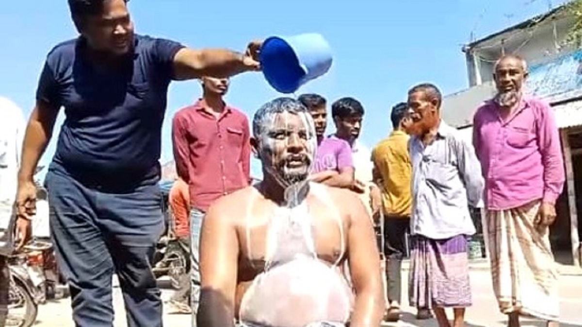 ঠাকুরগাঁওয়ে দুধ দিয়ে গোসল করে রাজনীতি ছাড়লেন যুবলীগ নেতা