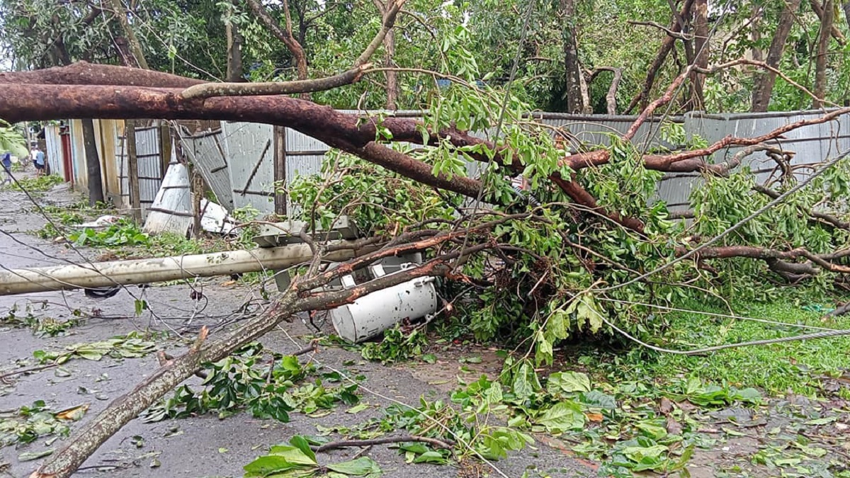 হামুনে কক্সবাজারে ক্ষতিগ্রস্ত ৩৮ হাজার ঘরবাড়ি, এখনও বিদ্যুৎহীন ৩০ শতাংশ জায়গা