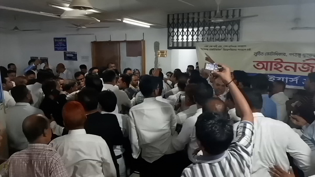 ময়মনসিংহে বিএনপি-আ.লীগ সমর্থিত আইনজীবীদের মধ্যে হট্টগোল