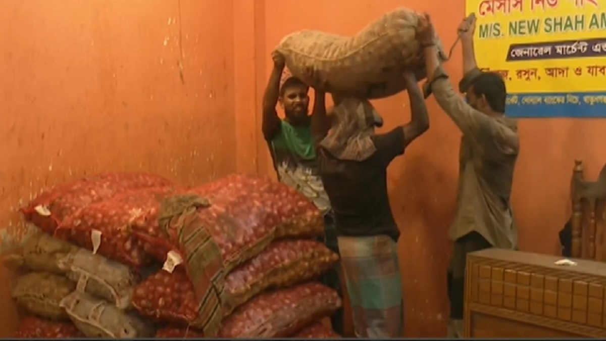 ভারত থেকে আমদানি কমায় আসছে চীন-পাকিস্তানের পেঁয়াজ; চাহিদা কম, বলছেন ব্যবসায়ীরা