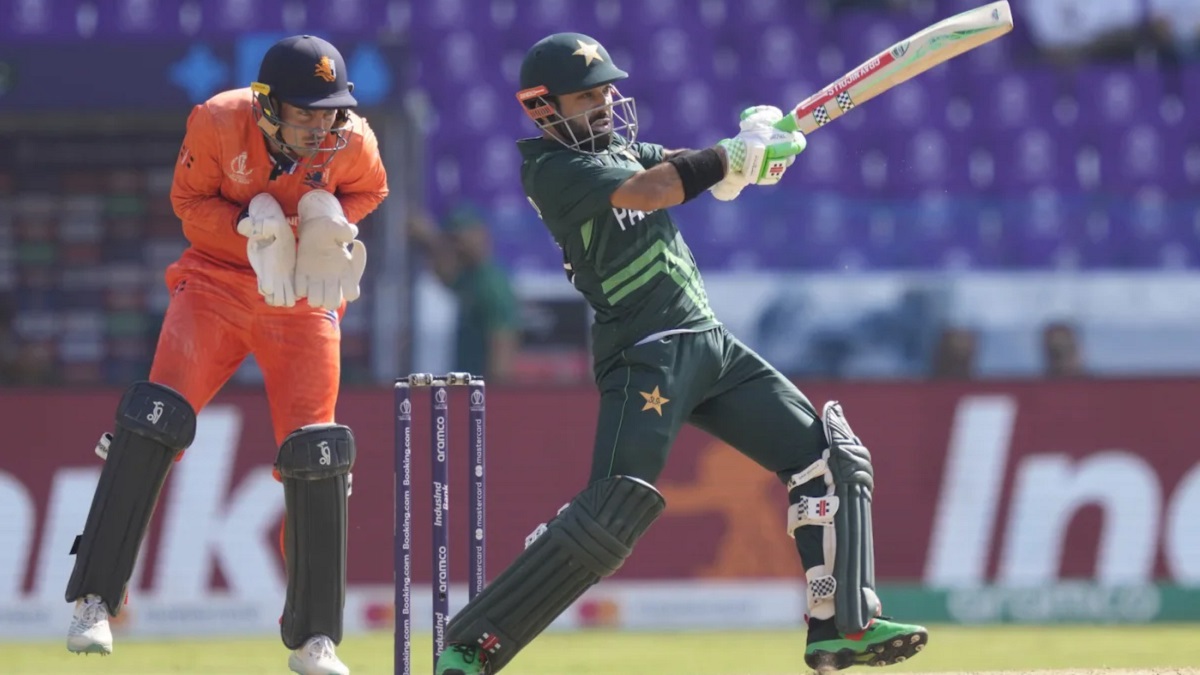 রিজওয়ান-শাকিলের জোড়া ফিফটিতে লড়ছে পাকিস্তান