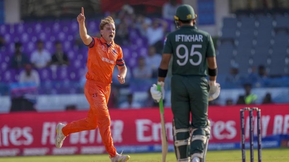 ডি লিডের বোলিং তোপে ২৮৬ রানে গুটিয়ে গেলো পাকিস্তান