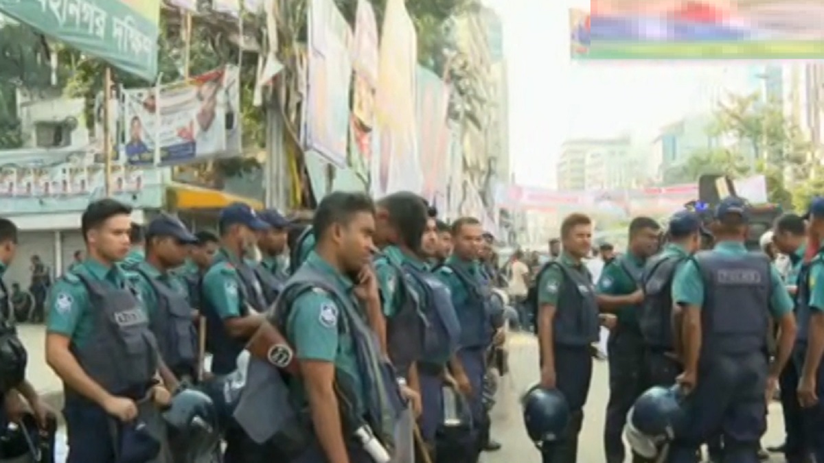 রাজধানীর মোড়ে মোড়ে পুলিশের অবস্থান, মোতায়েন আছে র্যাব-বিজিবিও