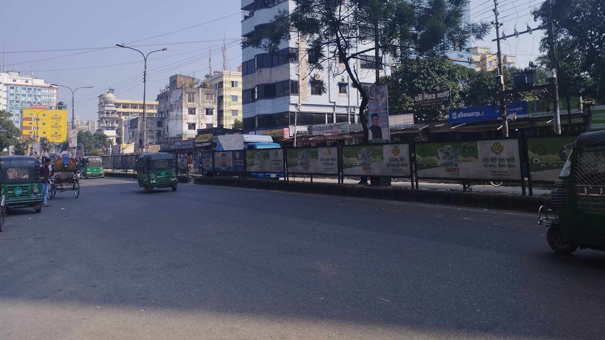 ঢাকার রাস্তায় হাতেগোনা গণপরিবহন, চলাচলে ভোগান্তি