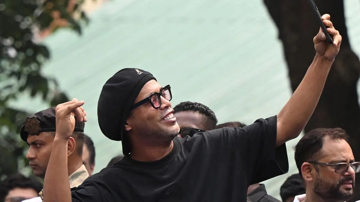 ঢাকায় পৌঁছালেন ব্রাজিলের বিশ্বকাপজয়ী তারকা রোনালদিনহো