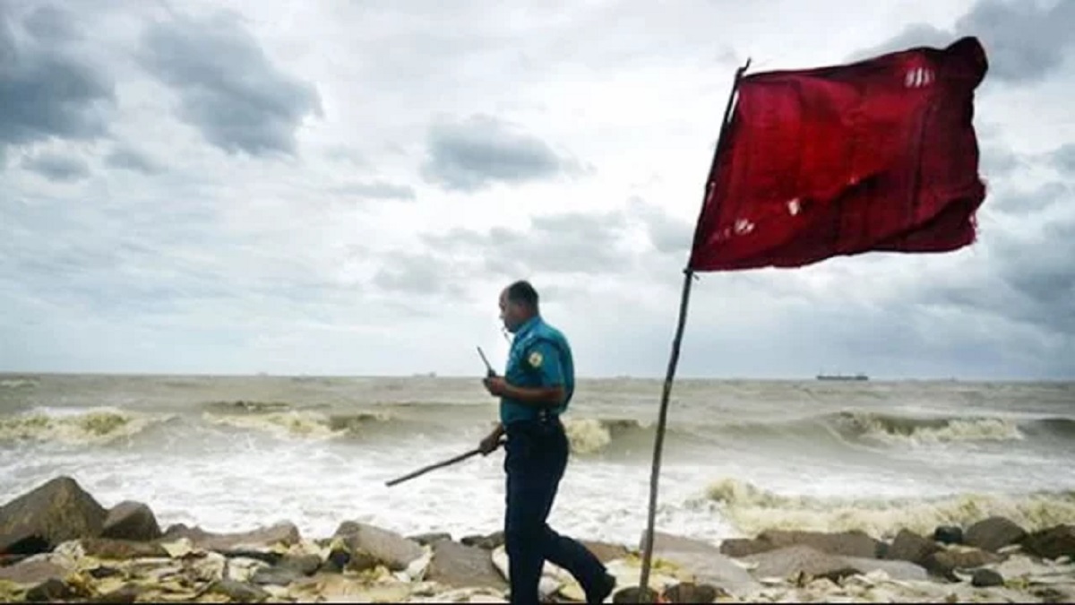 সাগরে গভীর নিম্নচাপ: সমুদ্রবন্দরে ৩ নম্বর সতর্কতা সংকেত জারি