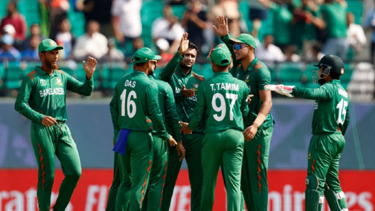 এবার রহমত শাহকে ফেরালেন সাকিব