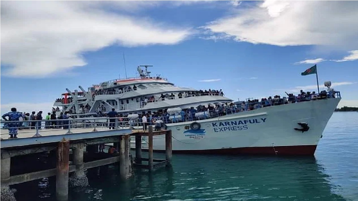 সেন্টমার্টিন রুটে জাহাজ চলাচল বন্ধ, পর্যটকদের দ্বীপ ছাড়ার নির্দেশ