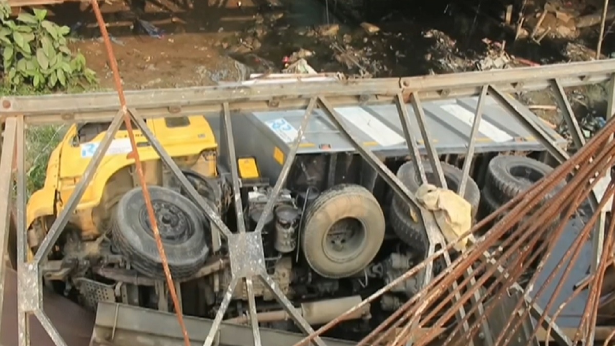 মুন্সিগঞ্জে ব্রিজ ভেঙে ট্রাক খাদে, আহত ২