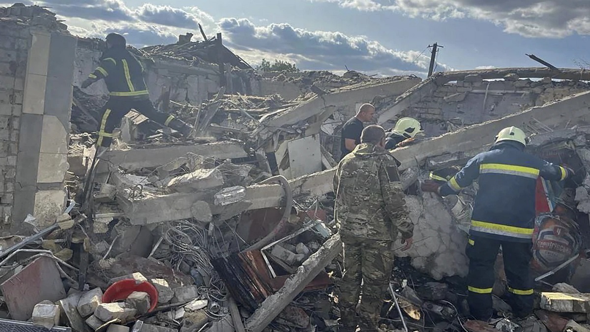 ইউক্রেনের গ্রামীণ মার্কেটে রুশ হামলায় ৪৯ জন নিহত