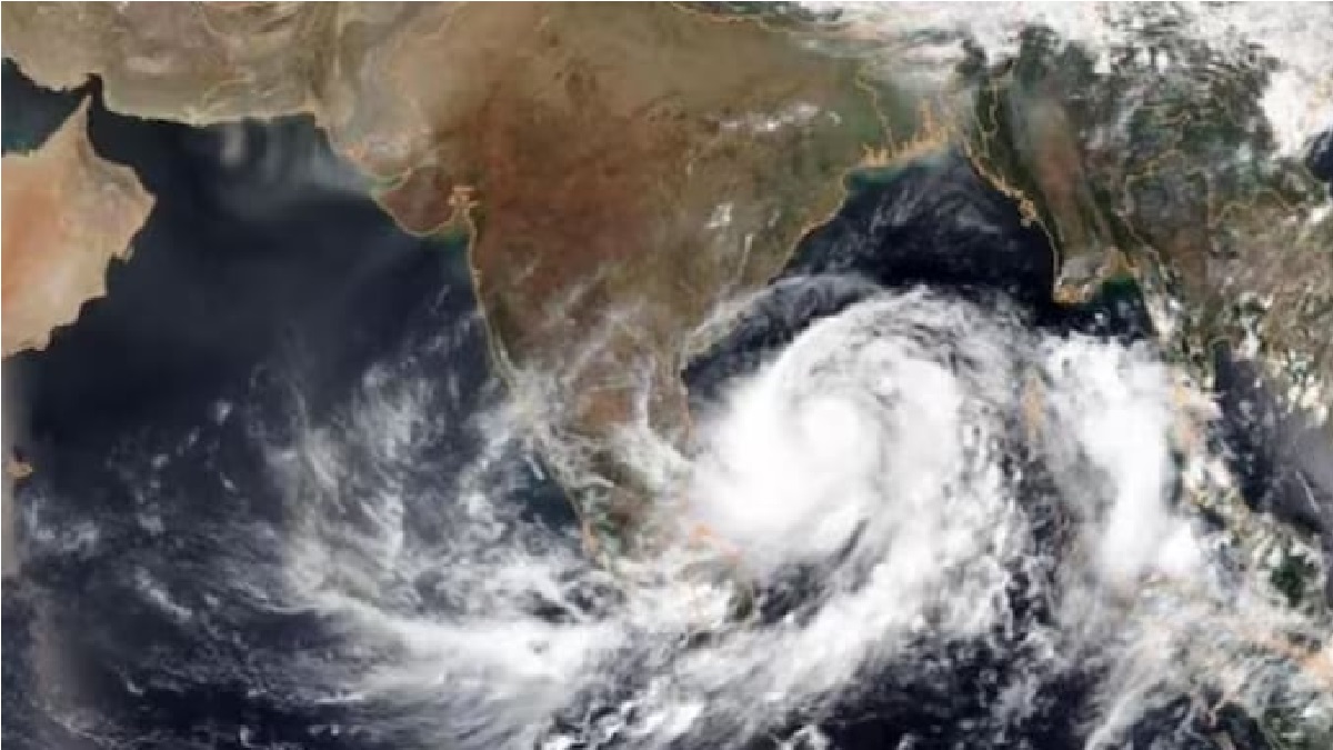 ধেয়ে আসছে ঘূর্ণিঝড় ‘হামুন’, বন্দরে ৪ নম্বর সংকেত