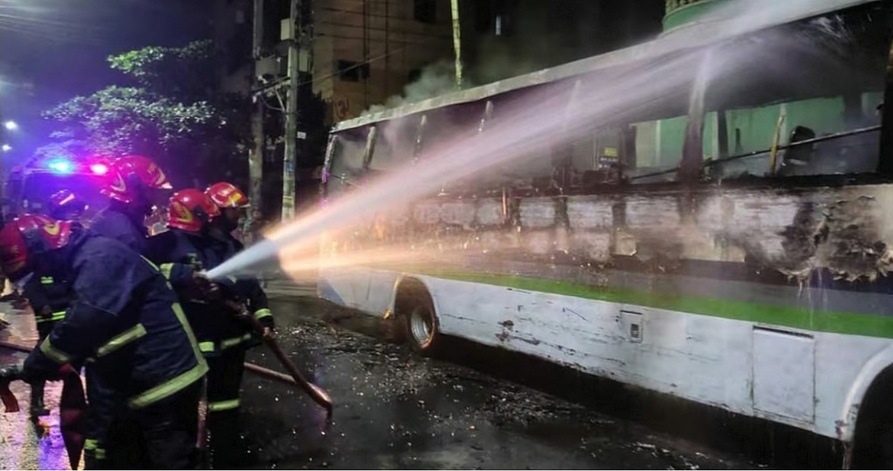 অবরোধের ৩০ ঘণ্টায় পুড়লো ১৮ যানবাহন