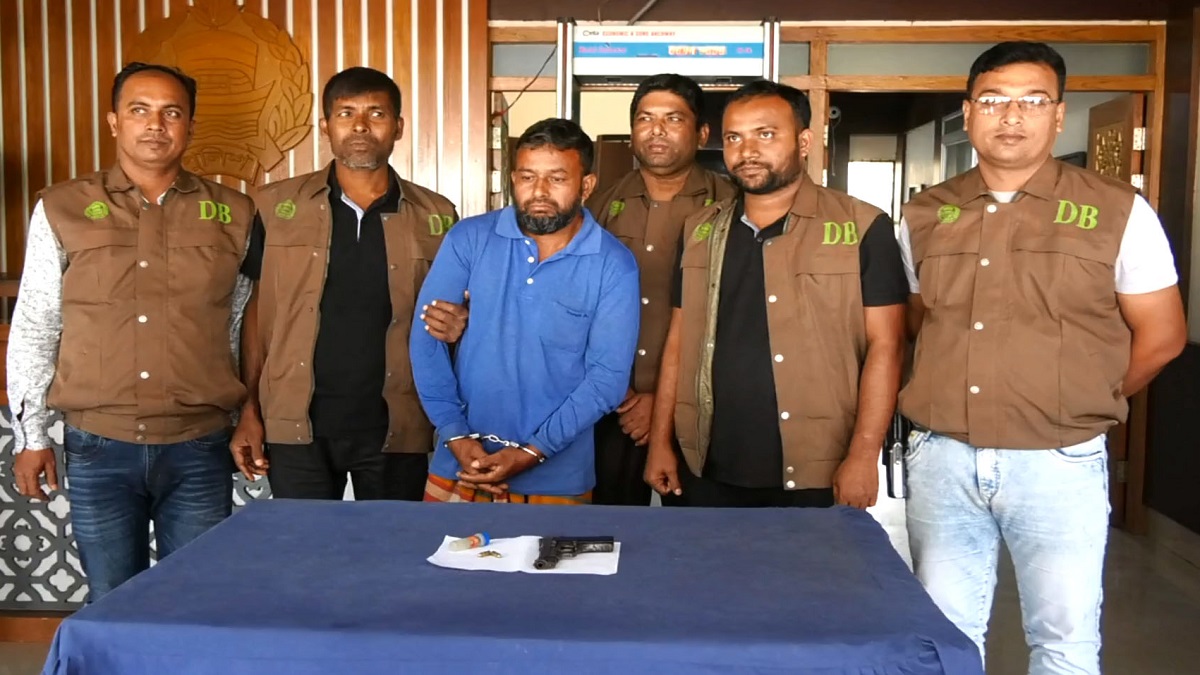 ঝিনাইদহে অস্ত্র ও গুলিসহ অস্ত্র ব্যবসায়ী গ্রেফতার