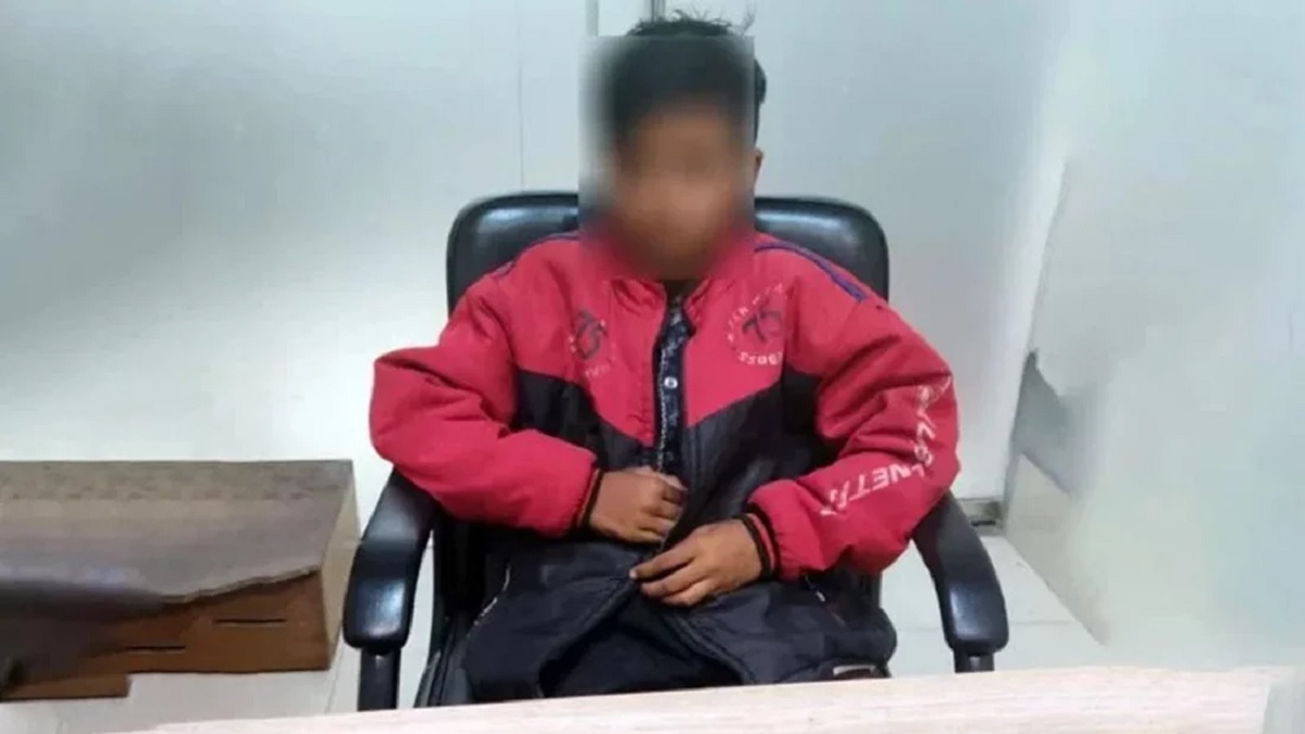 সৈয়দপুর বিমানবন্দরে ঢুকে পড়া শিশু মানিকের স্বপ্ন পাইলট হওয়া