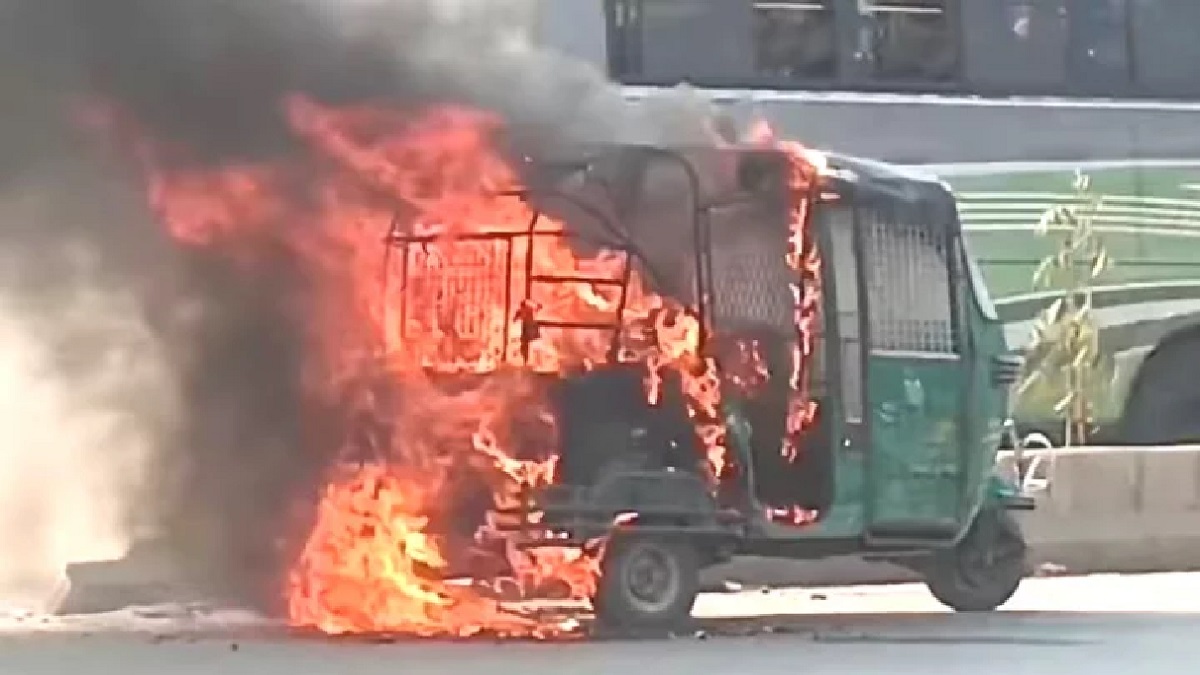 নারায়ণগঞ্জে সিএনজি অটোরিকশায় অগ্নিকাণ্ড