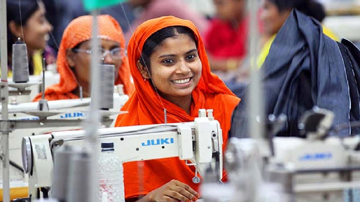 পোশাক শ্রমিকদের ন্যূনতম মজুরি সাড়ে ১২ হাজার টাকা নির্ধারণ
