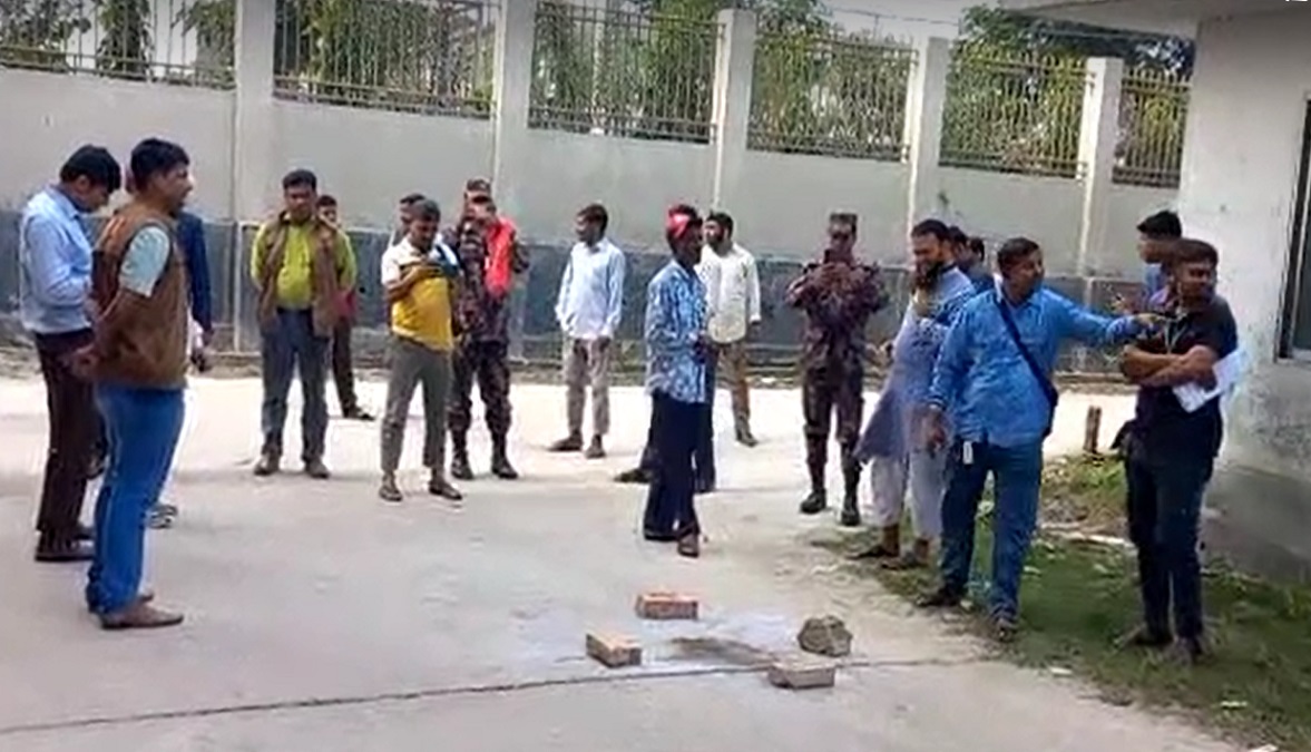 রাজশাহীতে আদালত চত্বরে ককটেল বিস্ফোরণ, আহত ১