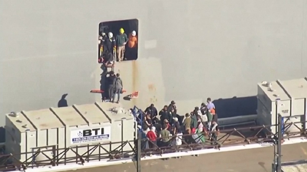 অস্ত্র সহায়তা ঠেকাতে মার্কিন জাহাজ আটকে দিলো ফিলিস্তিনের সমর্থকরা