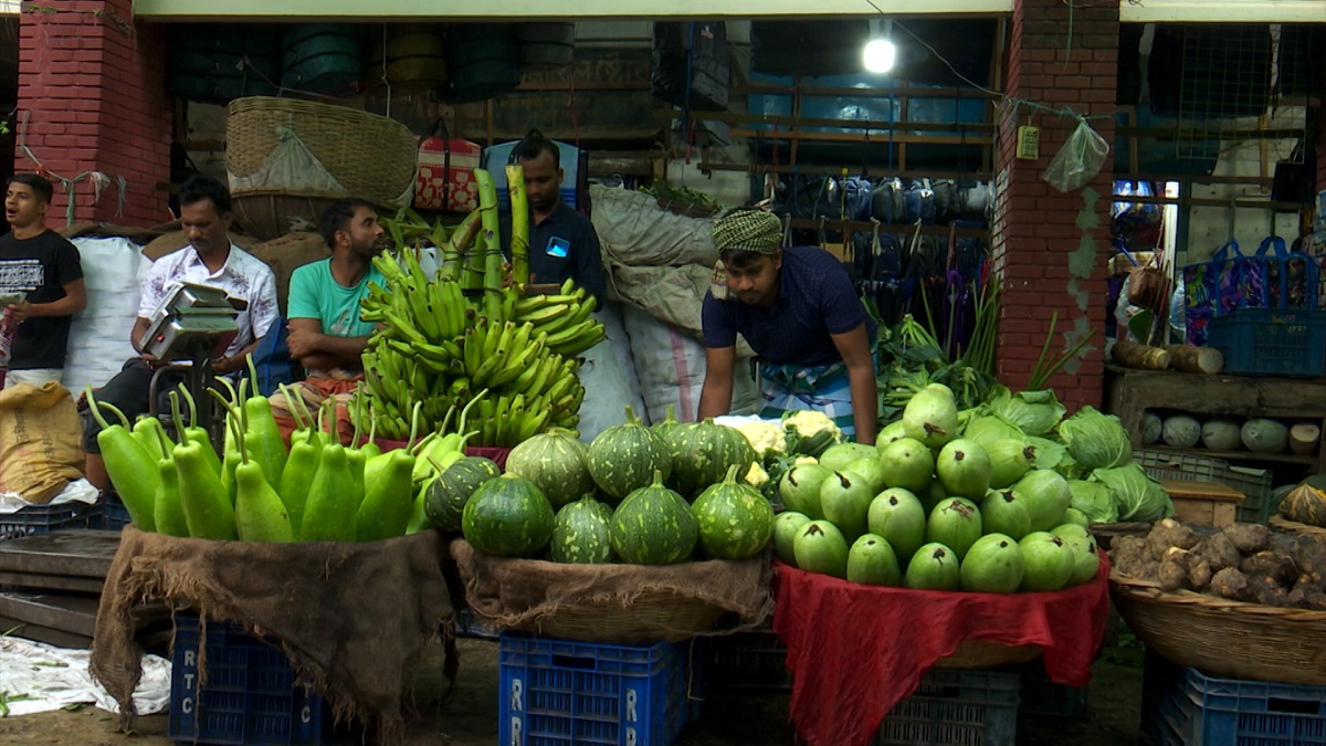 বাজারে কিছুটা কমলো দামের উত্তাপ