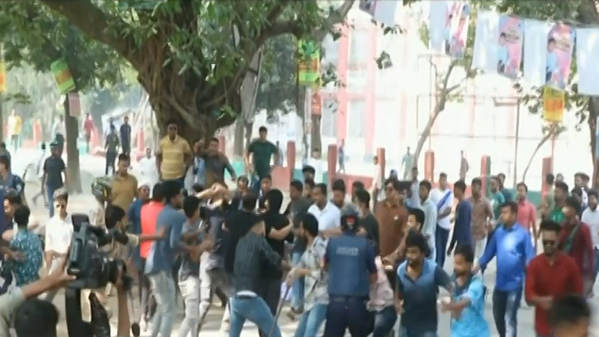 বগুড়ায় অবরোধ বিরোধী সমাবেশে ছাত্রলীগের দু’গ্রুপের সংঘর্ষ, আহত ৫