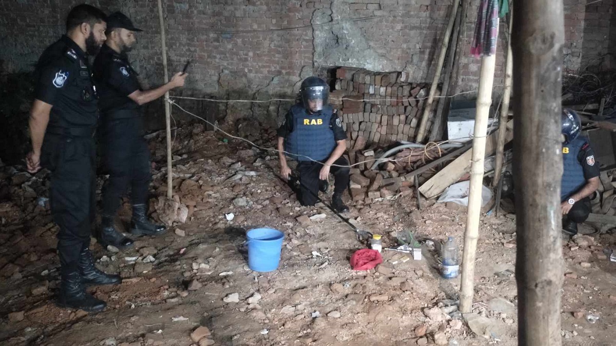 ঢাকায় একটি বাড়ি থেকে ৬ ককটেল, কেরোসিন উদ্ধার