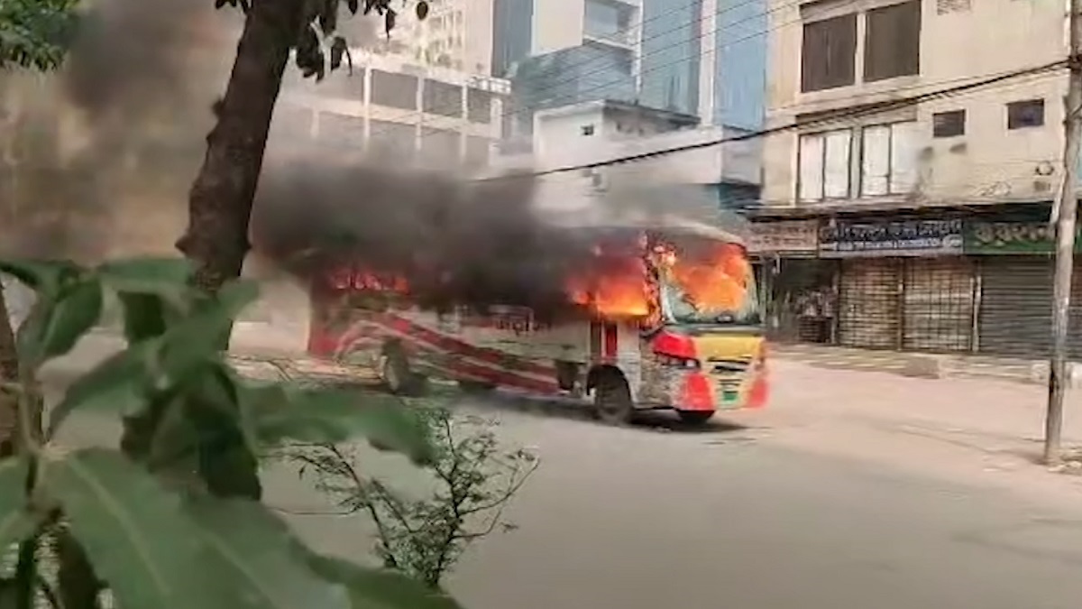 রাজধানীর বিজয়নগরে বাসে আগুন