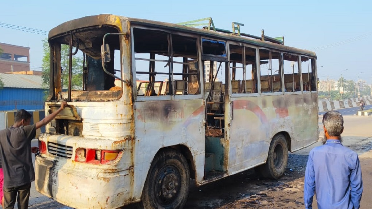 গাজীপুরে যাত্রীবাহী বাসে উঠে আগুন দিলো ‘দুর্বৃত্তরা’