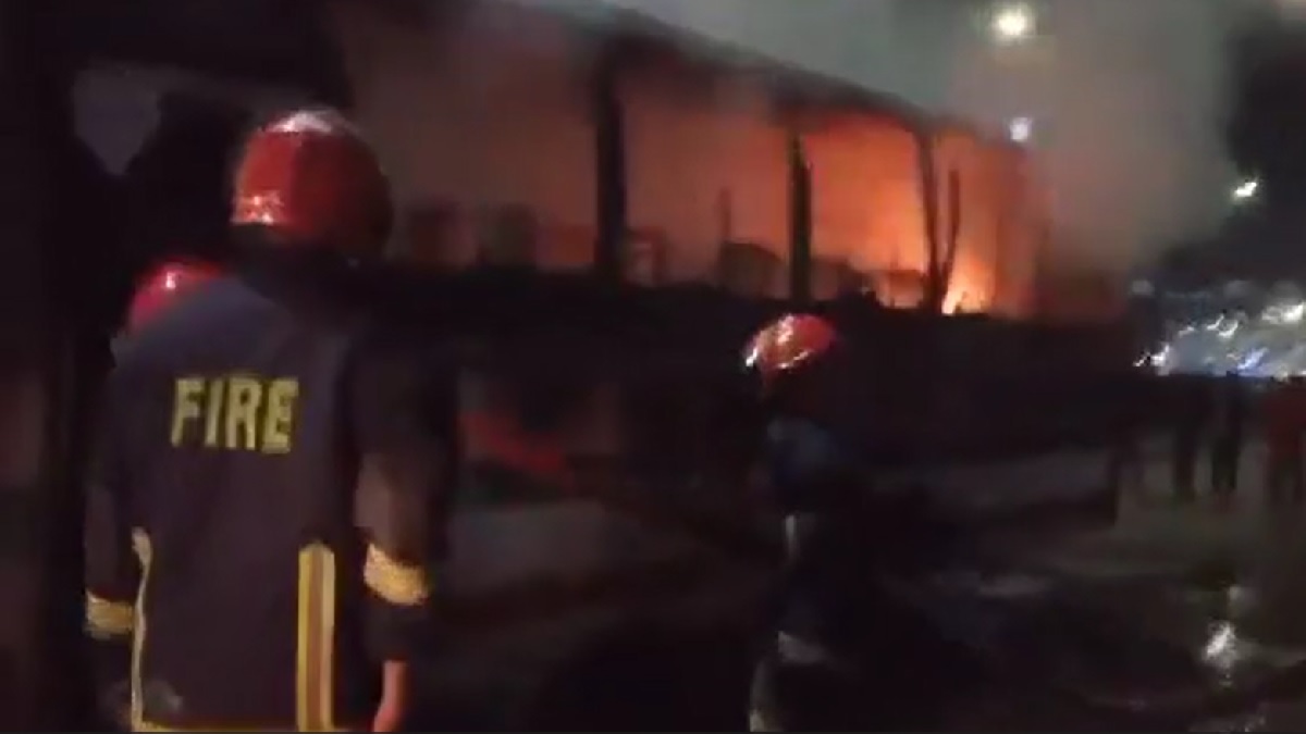 রাজধানীতে আধাঘণ্টার ব্যবধানে দুই বাসে আগুন