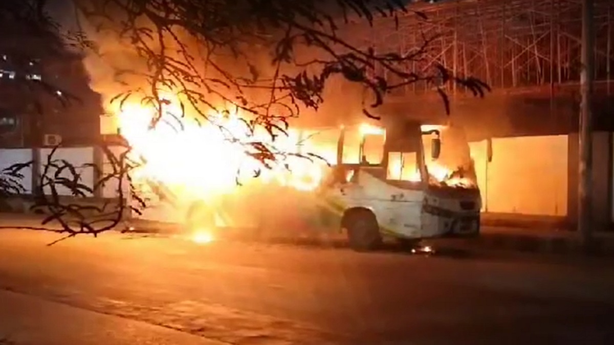 রাজধানীতে পুড়লো আরও একটি বাস