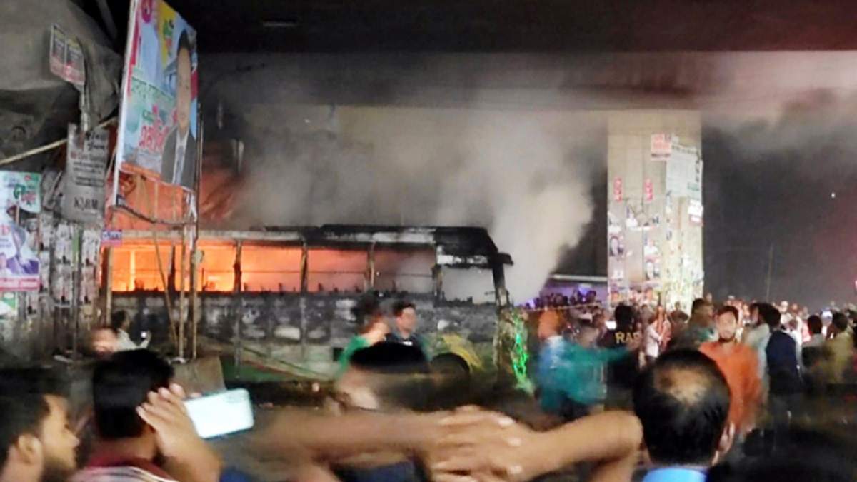 যাত্রাবাড়ীতে বাসে আগুন