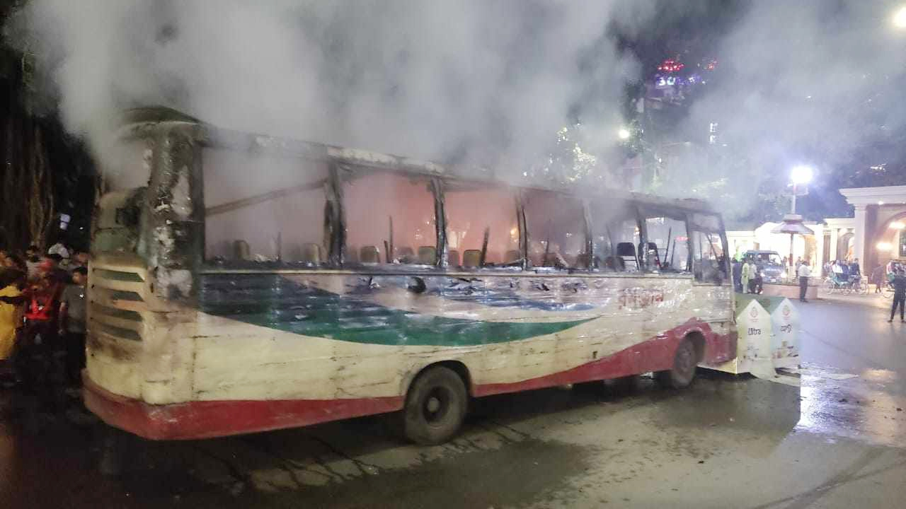 ঢাকার জিগাতলায় বাসে আগুন